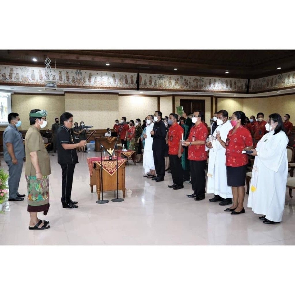 Bupati Giri Prasta melaksanakan Pengambilan Sumpah Jabatan Dan Pelantikan Pejabat Tinggi Pratama / Pejabat Administrasi, Pejabat Pengawas/ Pejabat Fungsional Melalui Penyetaraan Jabatan Administrasi ke Dalam Jabatan Fungsional